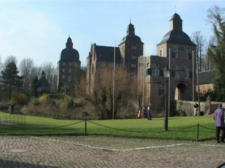 Korschenbroich : Schloss Myllendonk, mehrfach untergliederte Anlage. Imposant sind die hohen Backsteingebäude.